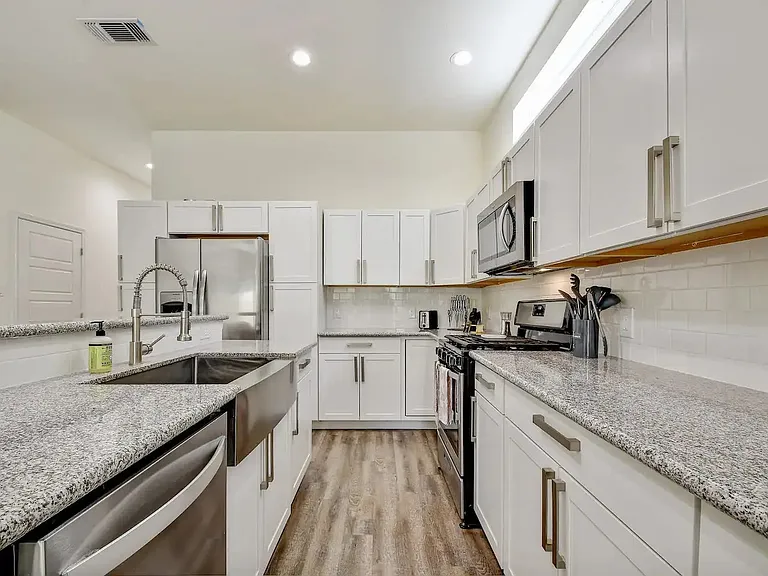 1618 Dakota St #102 — Photo 11