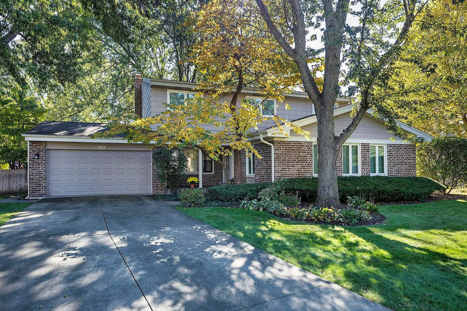1925 Ivy Ln photo 1