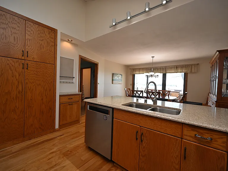 202 Lac La Belle Dr — Photo 8