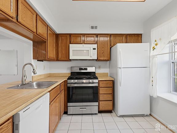 5th image of 2704 Commons Dr