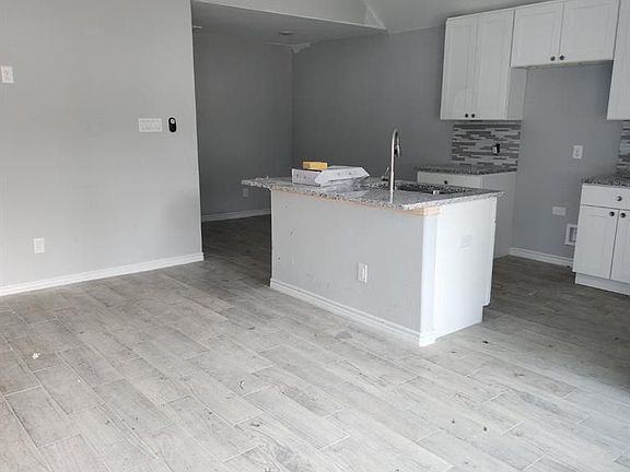 3rd image of 9589 Darkwood St