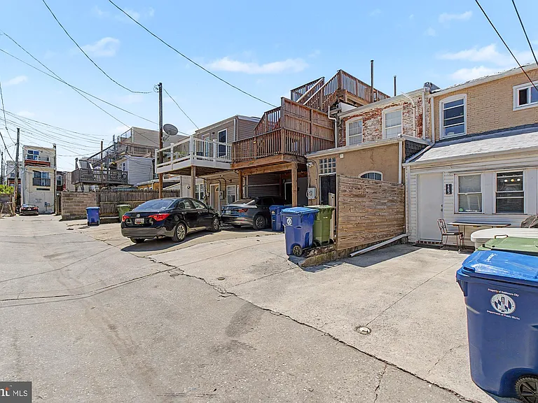 1303 Clarkson St — Photo 35