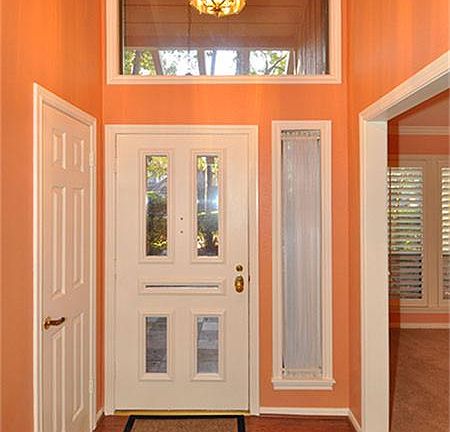 The inside entry has wood laminate flooring.