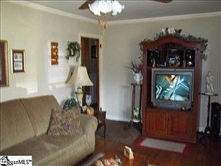 2nd image of 19 Fairlawn Cir