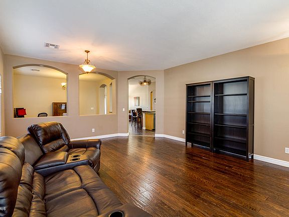 4th image of 823 E Chelsea Dr