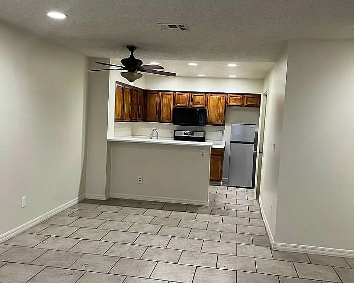 2121 Chertsey Dr #D — Photo 13