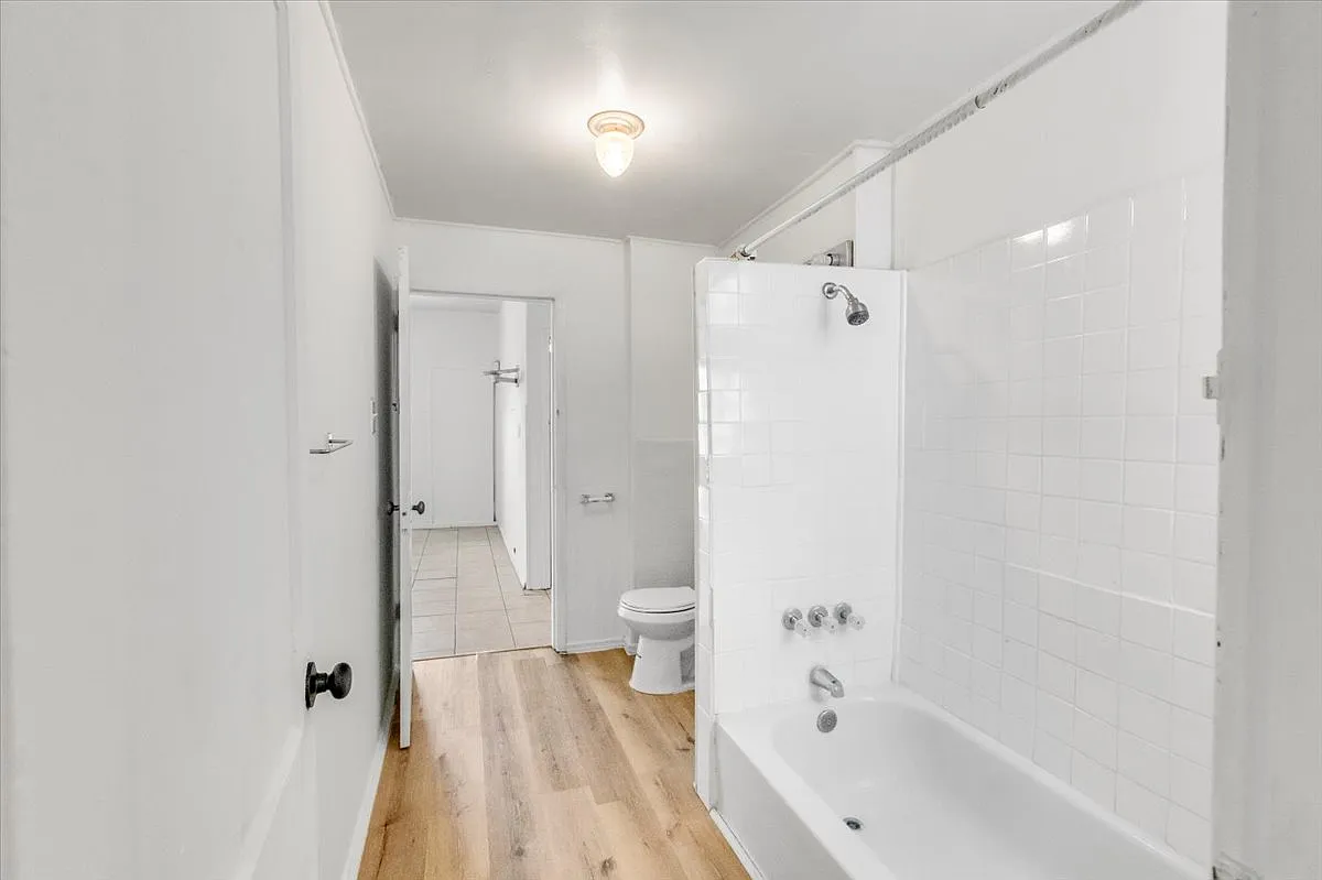 3831 Iowa Ave — Photo 2