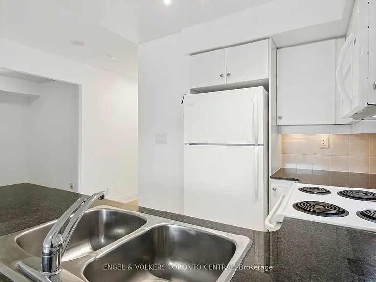 19 Barberry Pl #711 — Photo 15