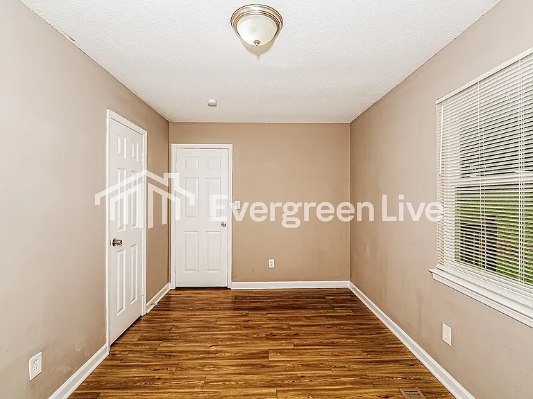 221 Ash Cir — Photo 8