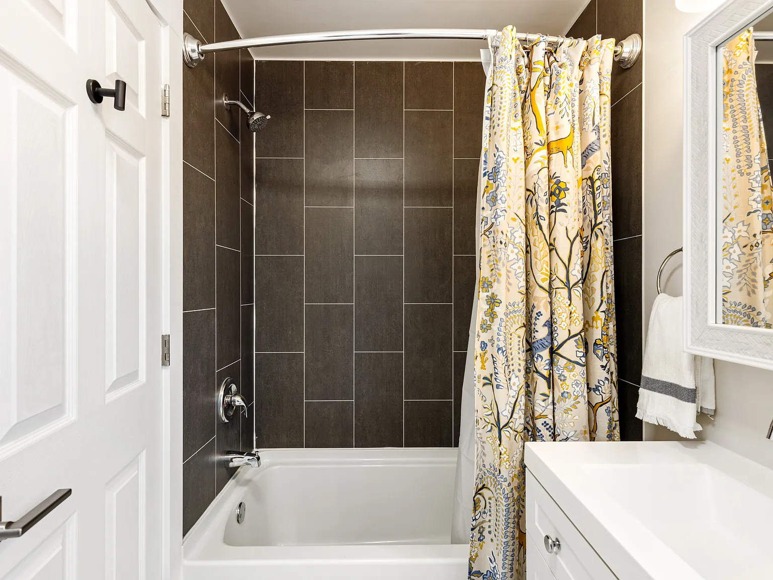 3 bed, 1372 sqft, $4,000 — Photo 4