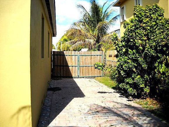 4th image of 480 NW 129th St