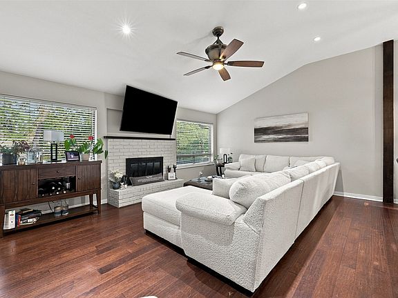 2nd image of 247 Don St