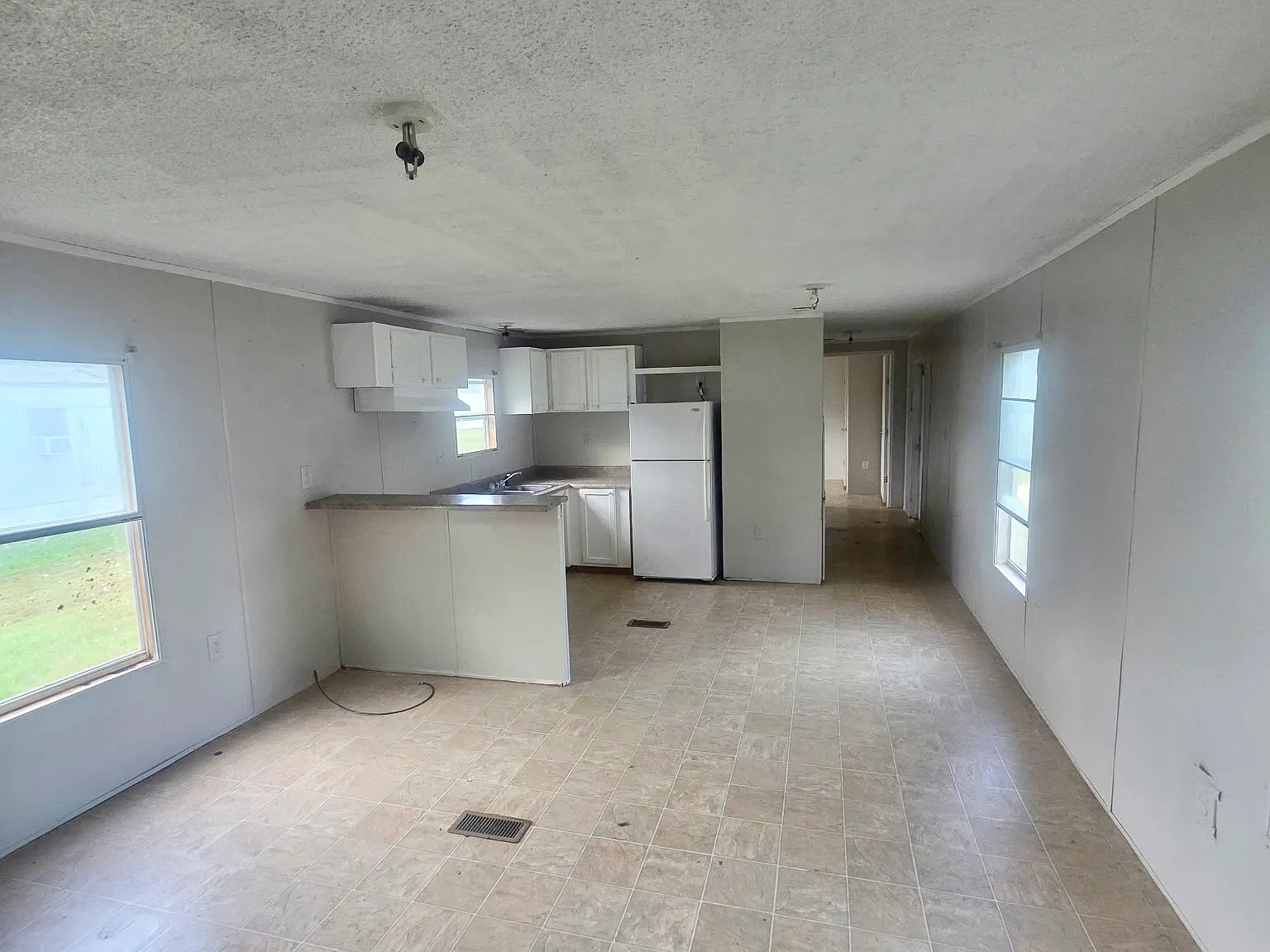 3 bed, 980 sqft, $595 — Photo 3