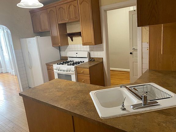 3rd image of 1046 N Wood St APT 2R