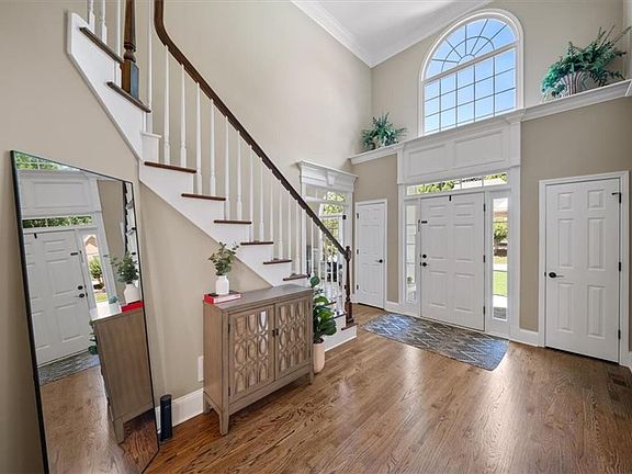 4th image of 651 Goldenwood Ct