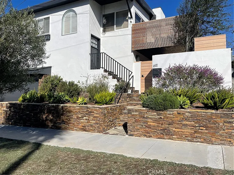 611 Avenue C — Photo 24