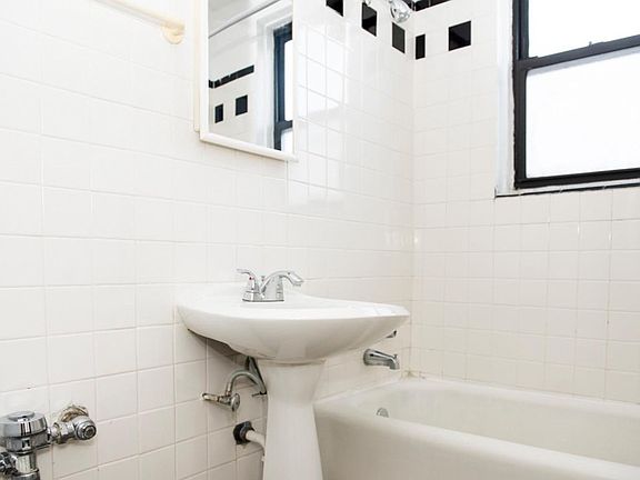 5th image of 3345-47 N Marshfield Ave #401