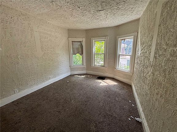 2nd image of 933 Jefferson Ave