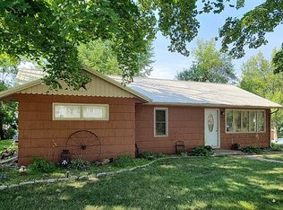 1904 10th St E, Glencoe, MN 55336