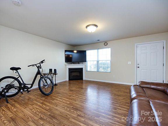 4th image of 4529 Esmeralda Dr