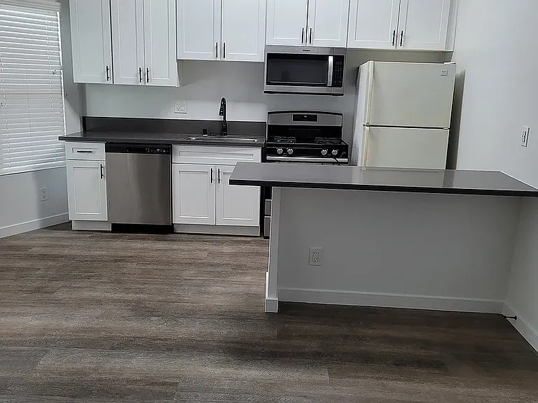 1913 W 3rd St #2 — Photo 5