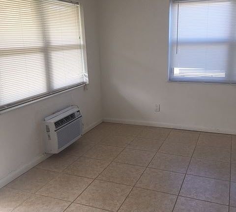 5th image of 916 SW 15th Ter APT A
