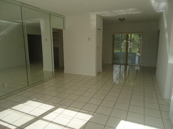 2nd image of 15920 NE 18th Pl