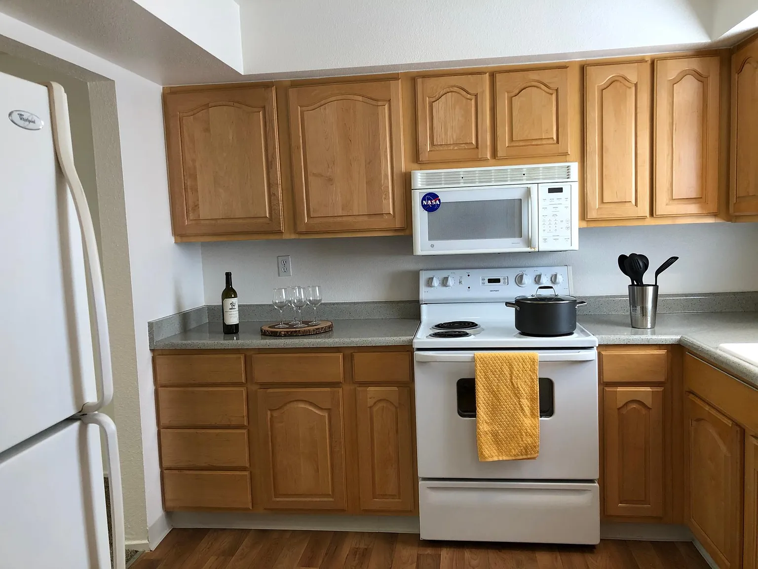 2 bed, 1300 sqft, $4,300 — Photo 2