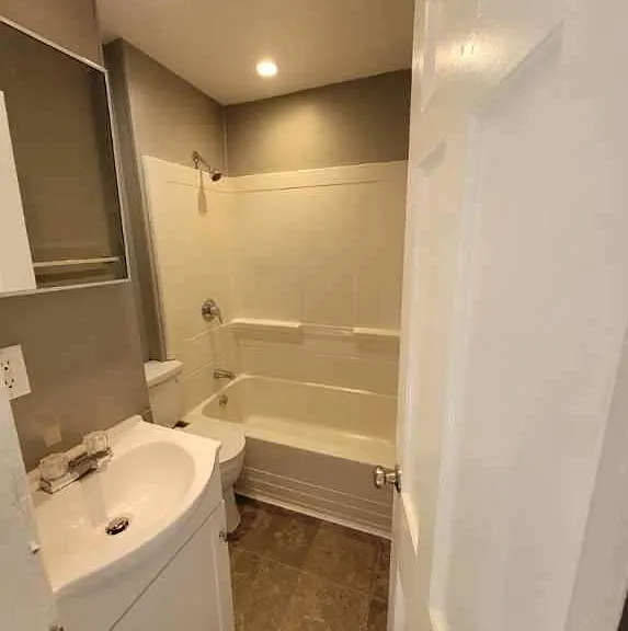 210 Notre Dame Ave #2 — Photo 8