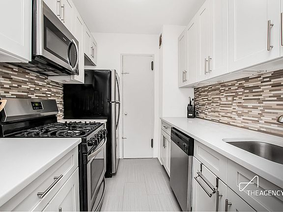 3rd image of 3050 Fairfield Ave APT 3F
