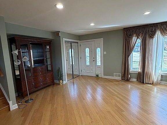4th image of 12118 W Somerset Rd