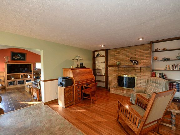 Sitting room with built ins!