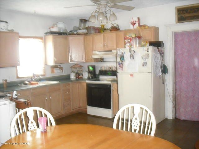 2nd image of 304 McLean St