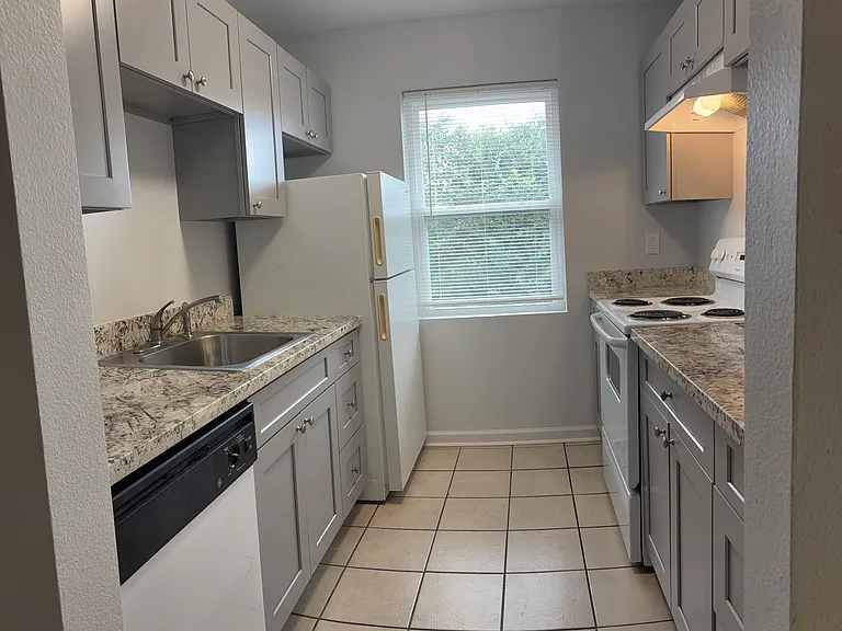 River Park Apartments — Photo 6
