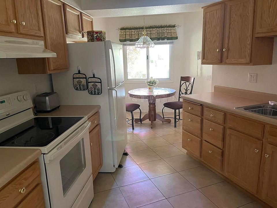Full kitchen with all the utensils!