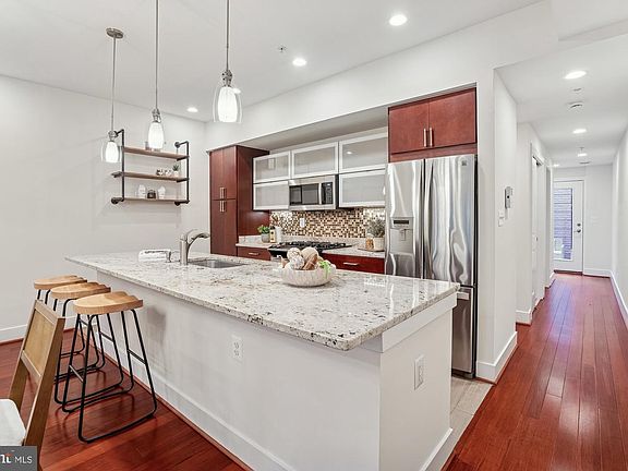 4th image of 2112 3rd St NE #A