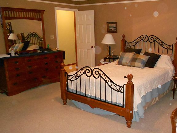 Large master bedroom suite withvaulted ceiling and whirlpool tub