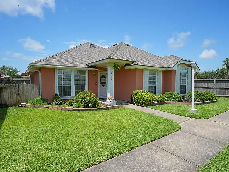 2300 Naples Dr — Photo 1