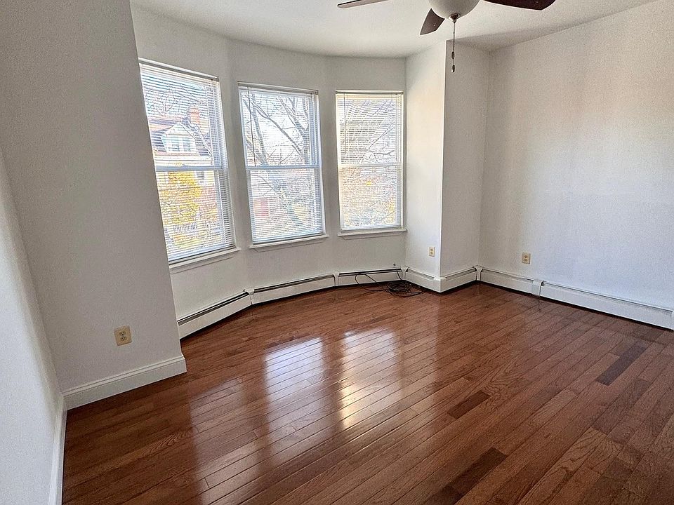 Livingroom w/ceiling fan and solid oak hardwood flooring