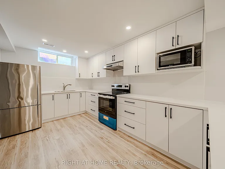 3 Glenayr Rd #LOWER — Photo 8