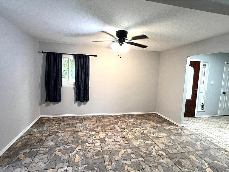 803 Glen Hollow Dr — Photo 3