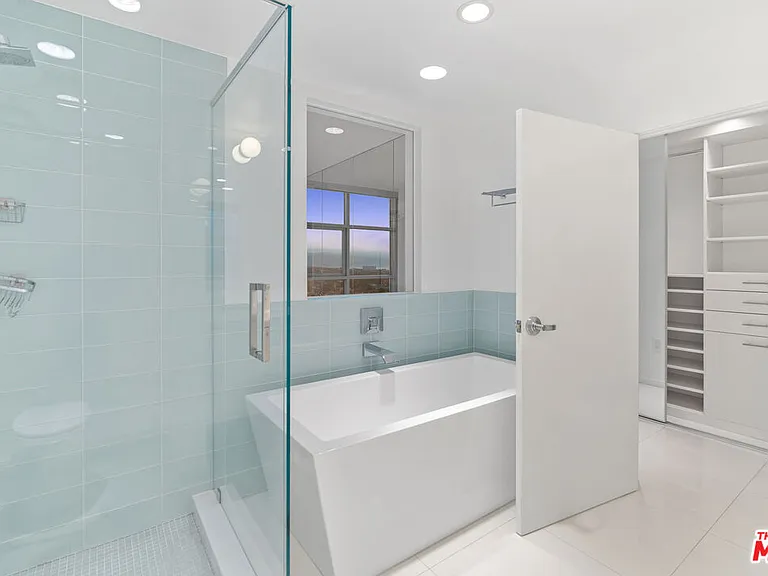 13700 Marina Pointe Dr #1915 — Photo 24