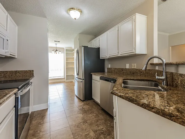2524 Park Valley Dr — Photo 8