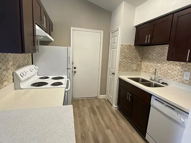 Emerald Cove Apartments — Photo 166