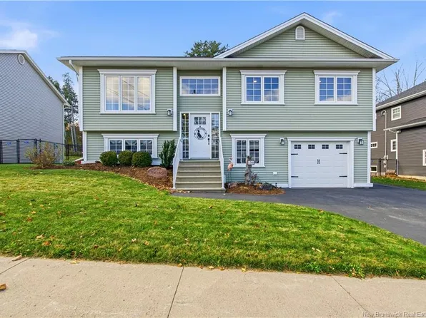 136 Mooers Dr, Fredericton, NB E3C 0J6