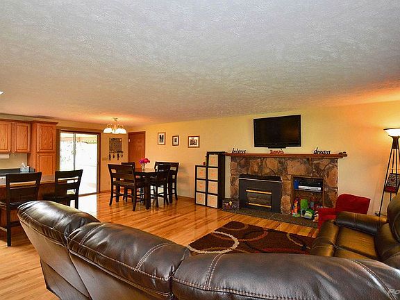 002_LivingDiningKitchen