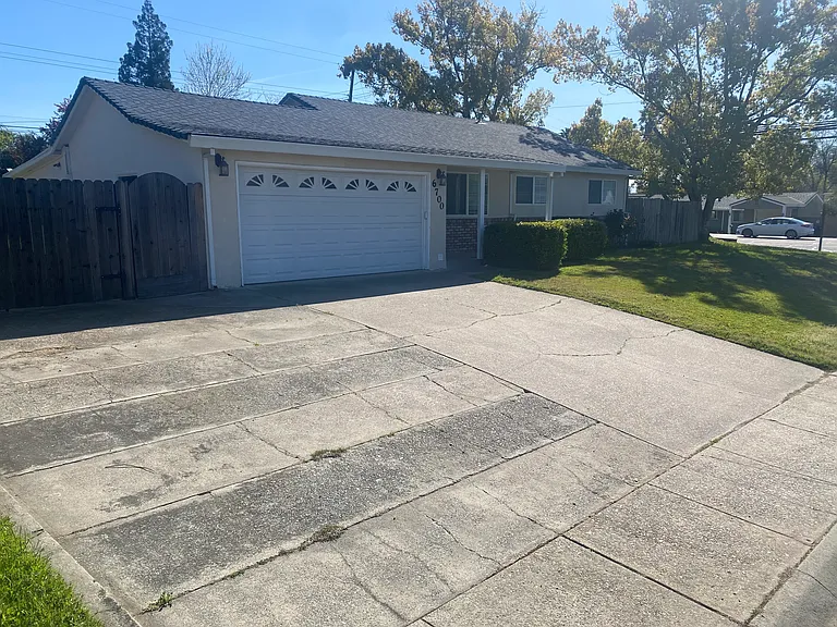 6700 Manila Ave — Photo 4