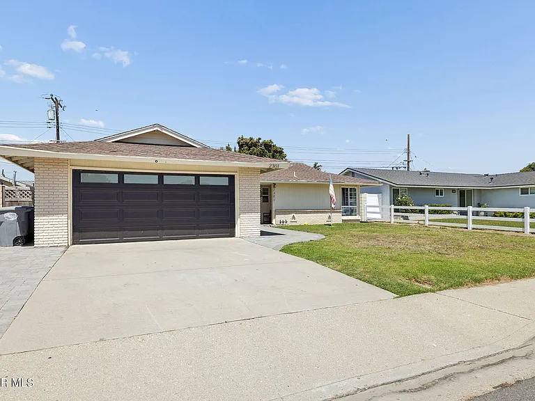 2301 Mono St — Photo 3