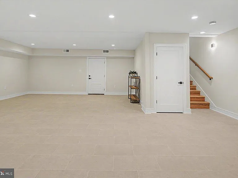 2902 Vista St NE — Photo 78