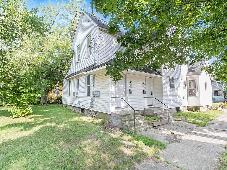 1703 S Park St — Photo 3